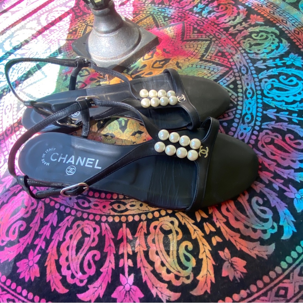 Chanel Rare and Authentic Pearl Embellished Leather Strappy Sandals Size 37.5 - Picture 7 of 10